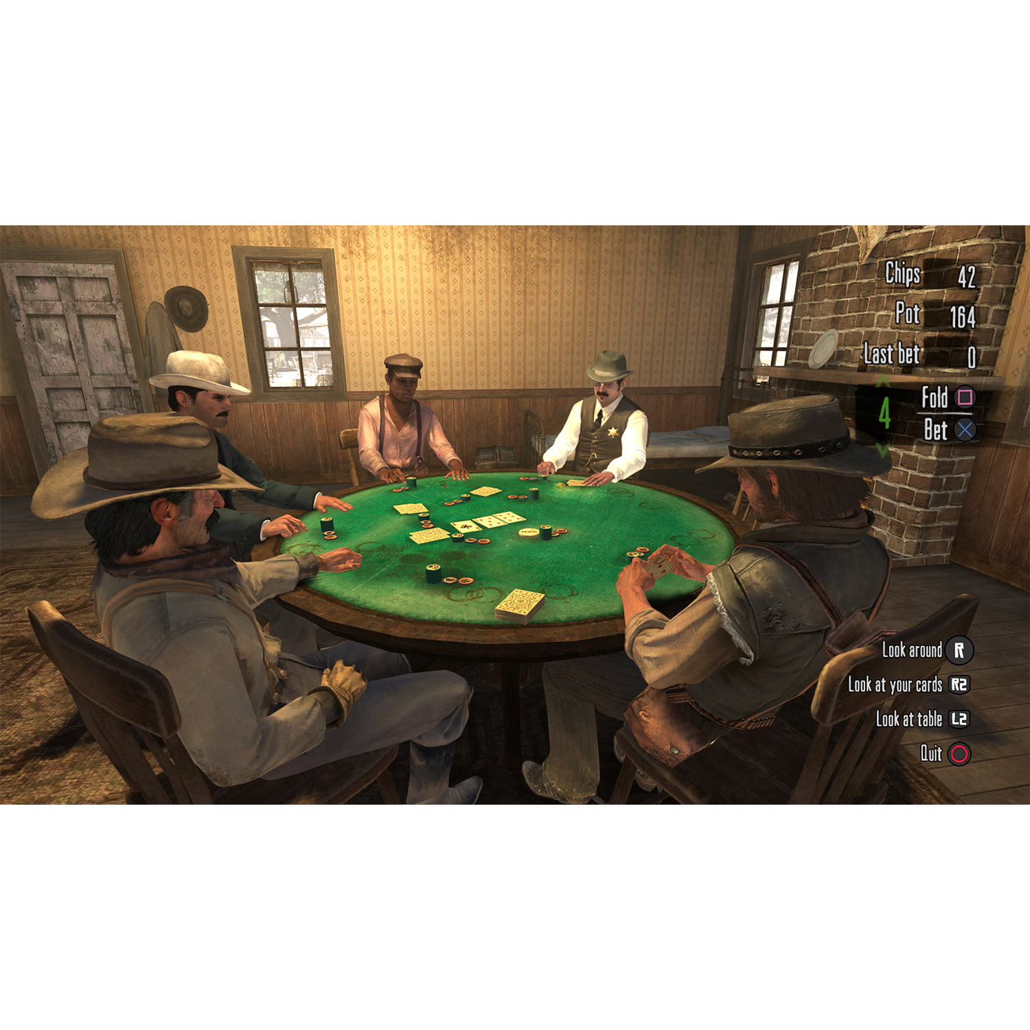 Cinque uomini giocano a poker attorno a un tavolo verde. Carte e fiches sono visibili. Testo sullo schermo.