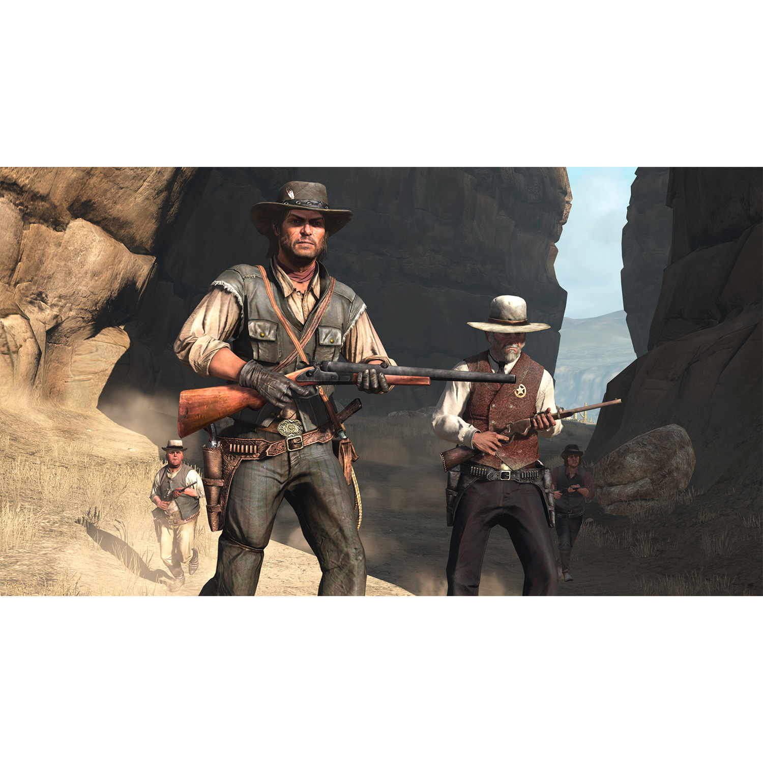 Cowboy in un canyon. Due cowboy tengono fucili, camminando verso la telecamera. Altri cowboy sono sullo sfondo.