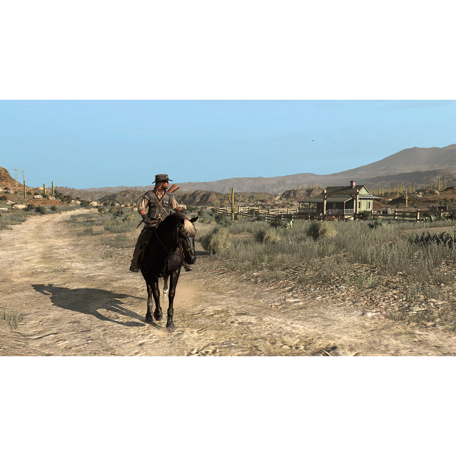 Un uomo a cavallo in una scena western. Cavalca su una strada sterrata verso una casa, montagne sullo sfondo.