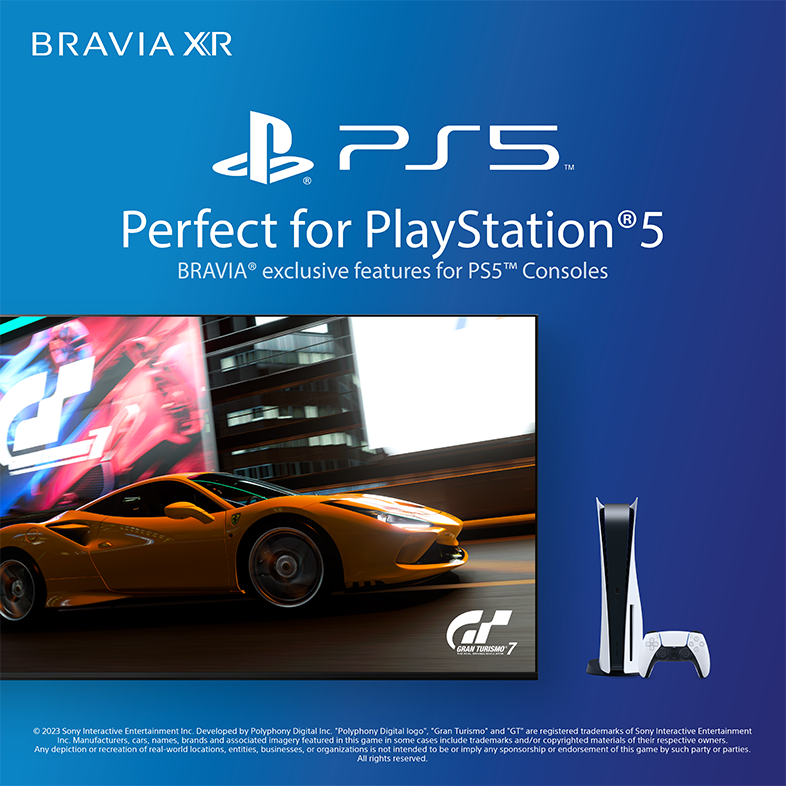 PlayStation 5 konzol és vezérlő, sárga sportkocsival a pályán egy játék jelenetben.