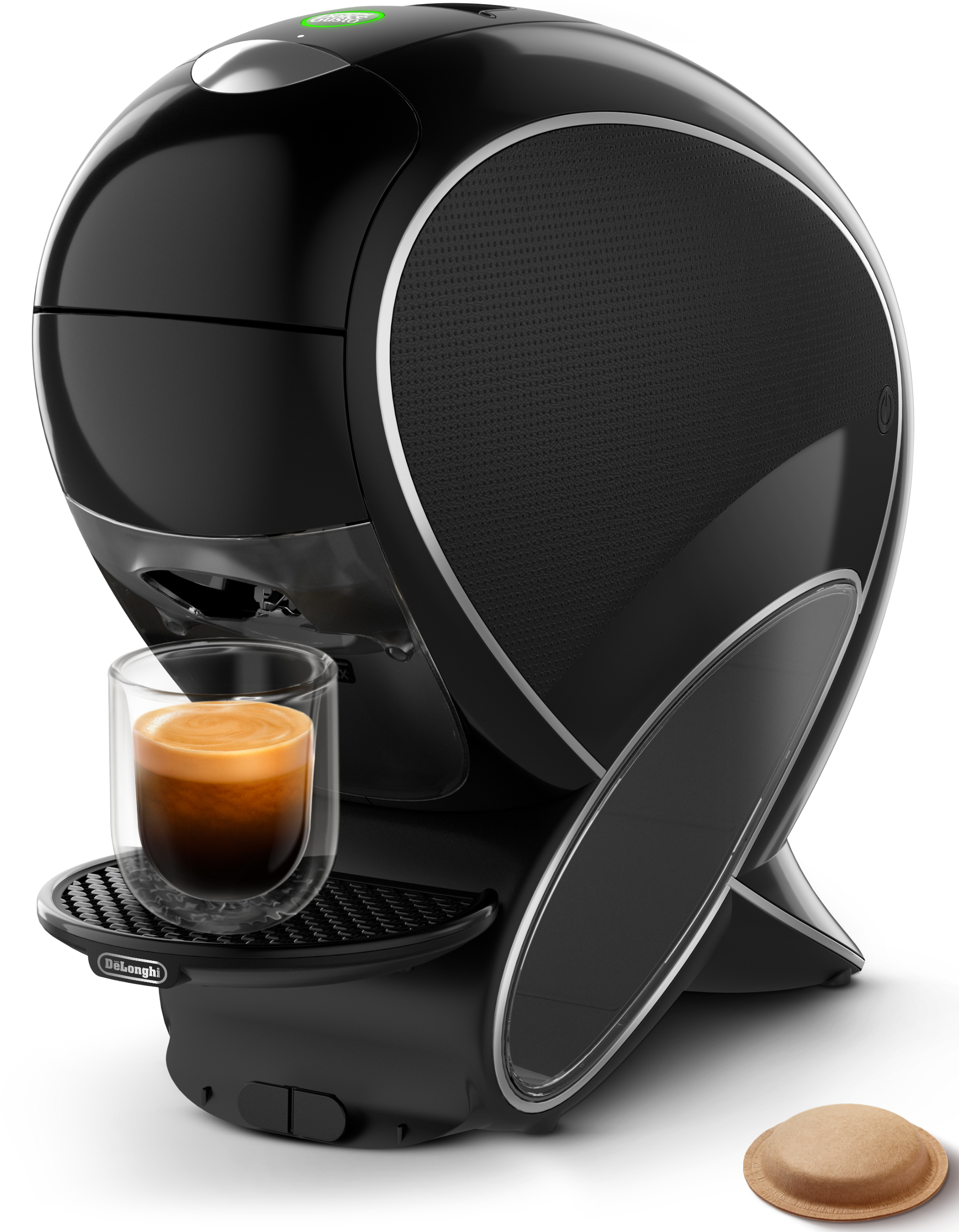 Schwarze De'Longhi Kaffeemaschine mit Glas Kaffee. Eine Kaffeepads liegt auf der Basis.