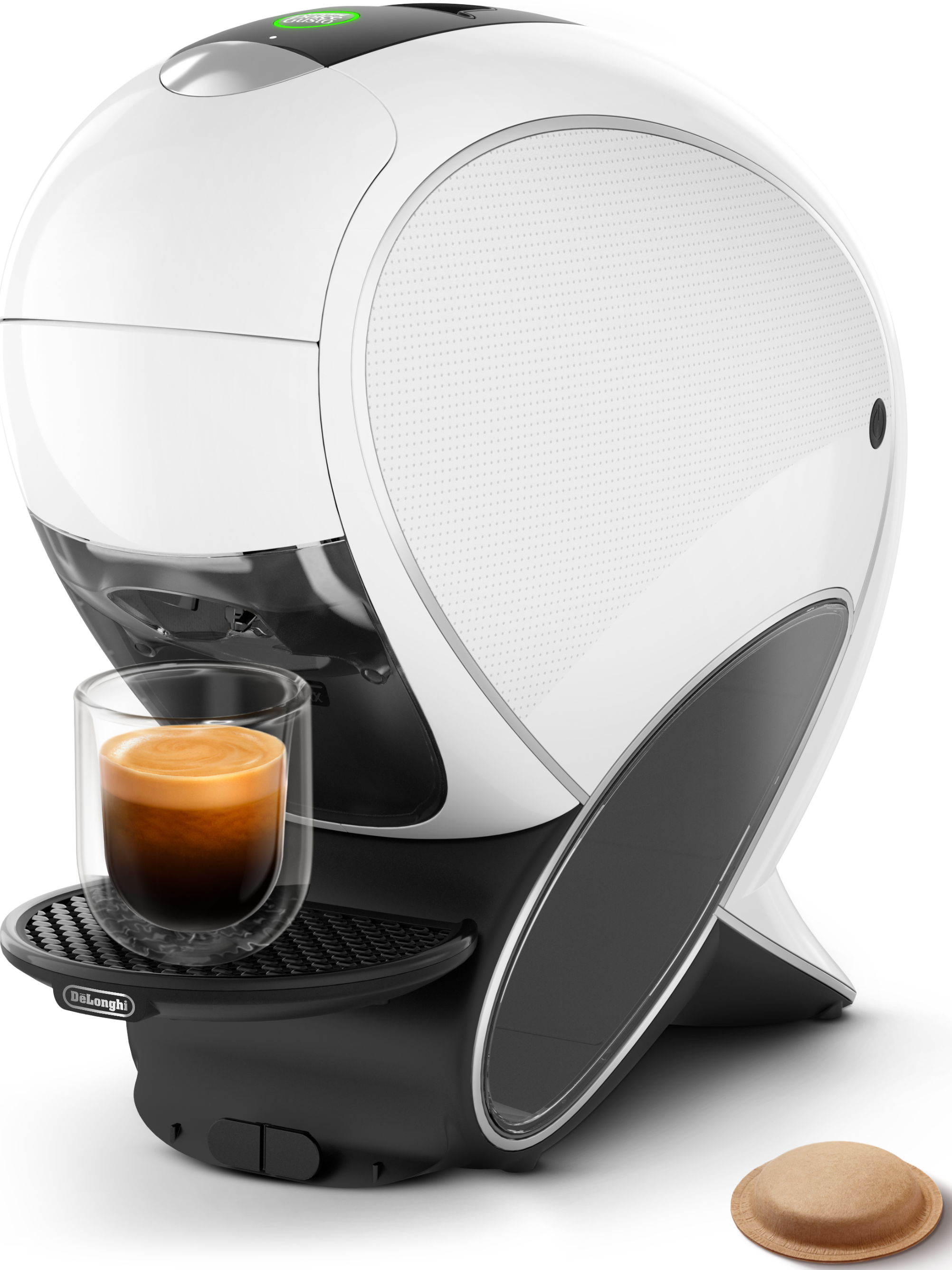 Macchina da caffè bianca e nera con un bicchiere di espresso. Una cialda di caffè è accanto. Sfondo bianco.