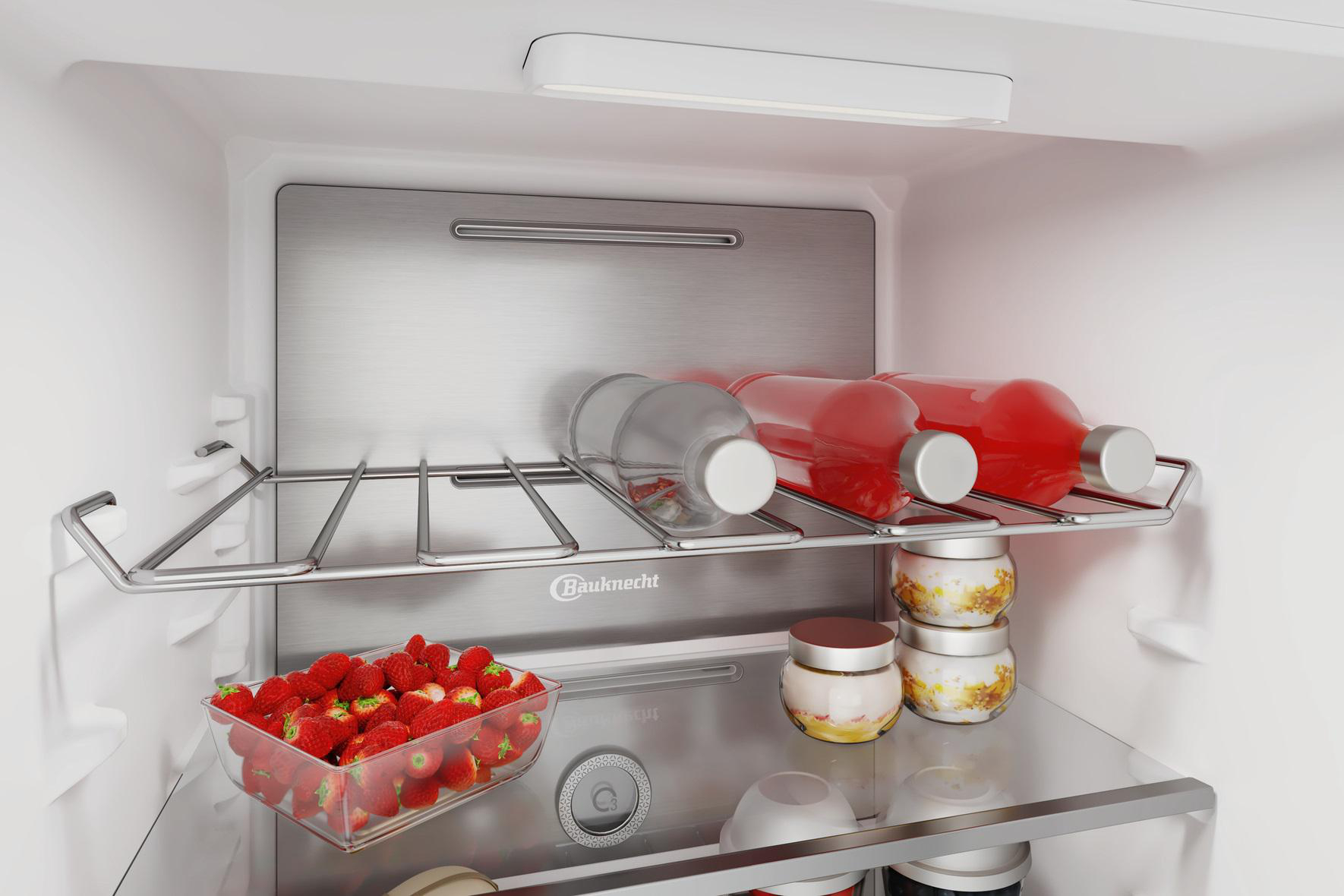 Kühlschrankinnenraum. Rote Flaschen, Erdbeeren und Gläser lagern auf Regalen.