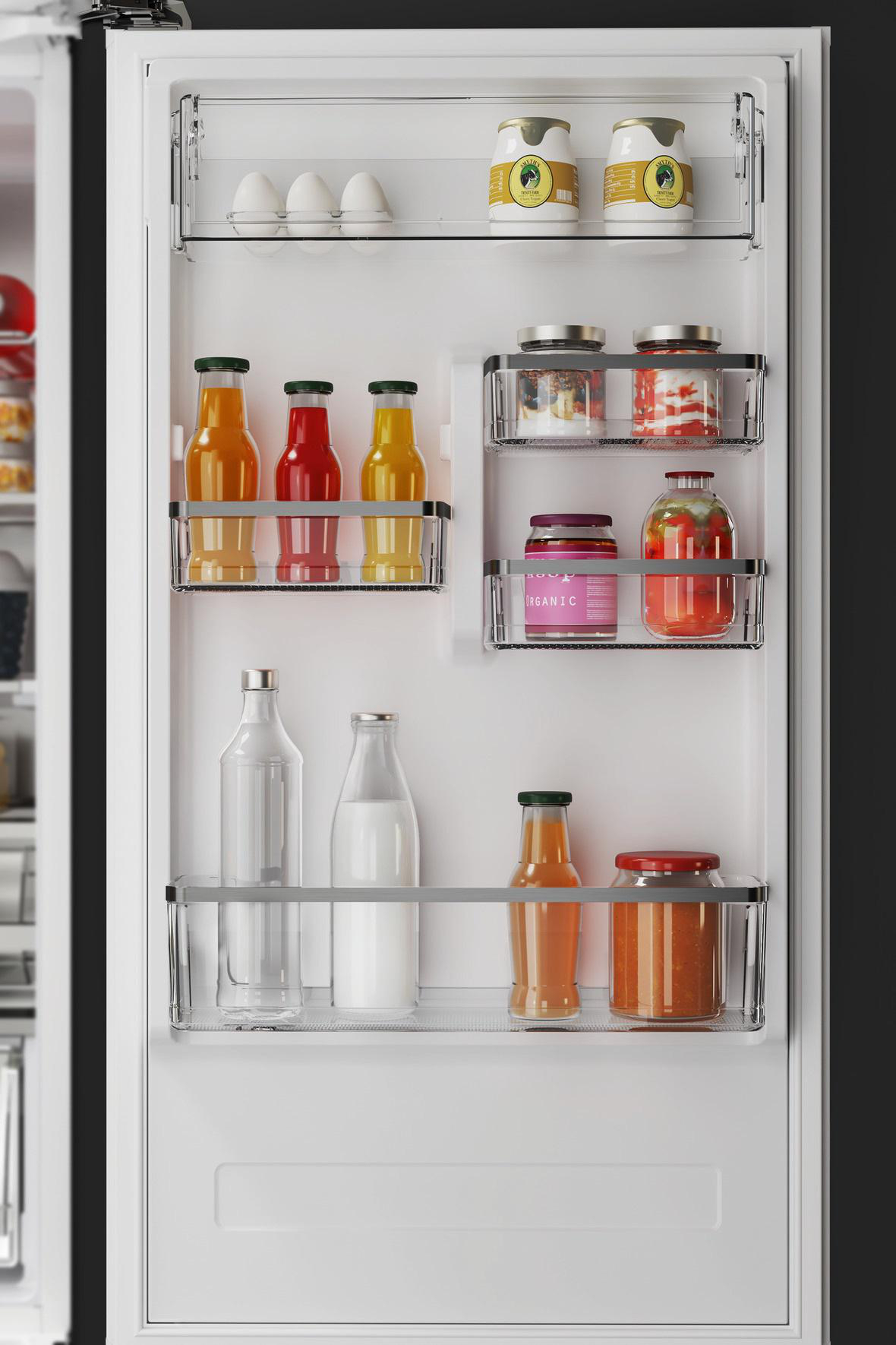 Offener Kühlschrank mit gefüllten Regalen. Gläser mit Essen, Saftflaschen, Eier und Behälter sind sichtbar.