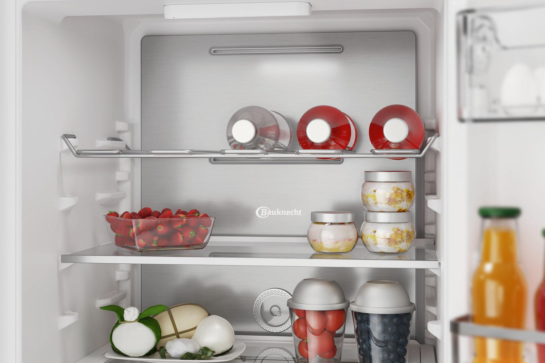 Kühlschrankinnenraum mit Regalen voller Lebensmittel wie Flaschen, Gläsern und Erdbeeren.