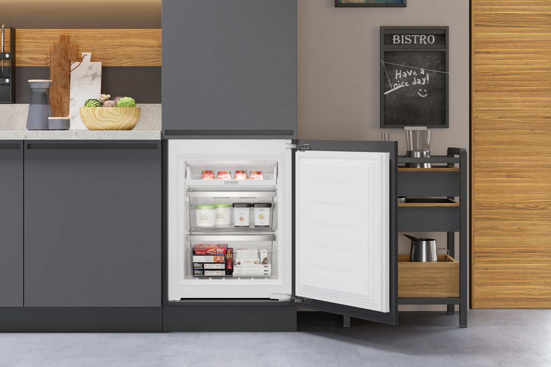 Offener Kühlschrank mit Essen darin. Küchenhintergrund mit Tafel. Graue Farbe.