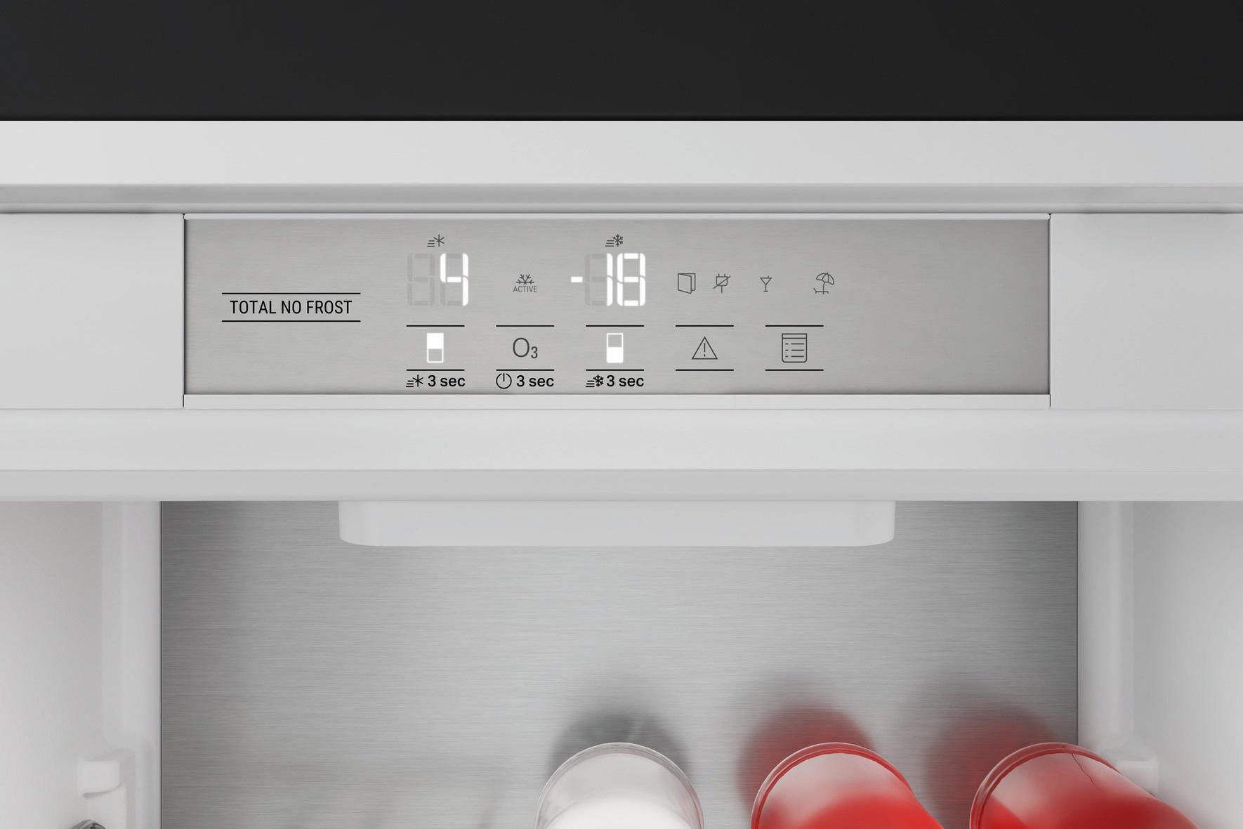 Kühlschrank-Bedienfeld mit digitaler Anzeige, die Temperaturen und Funktionssymbole zeigt.