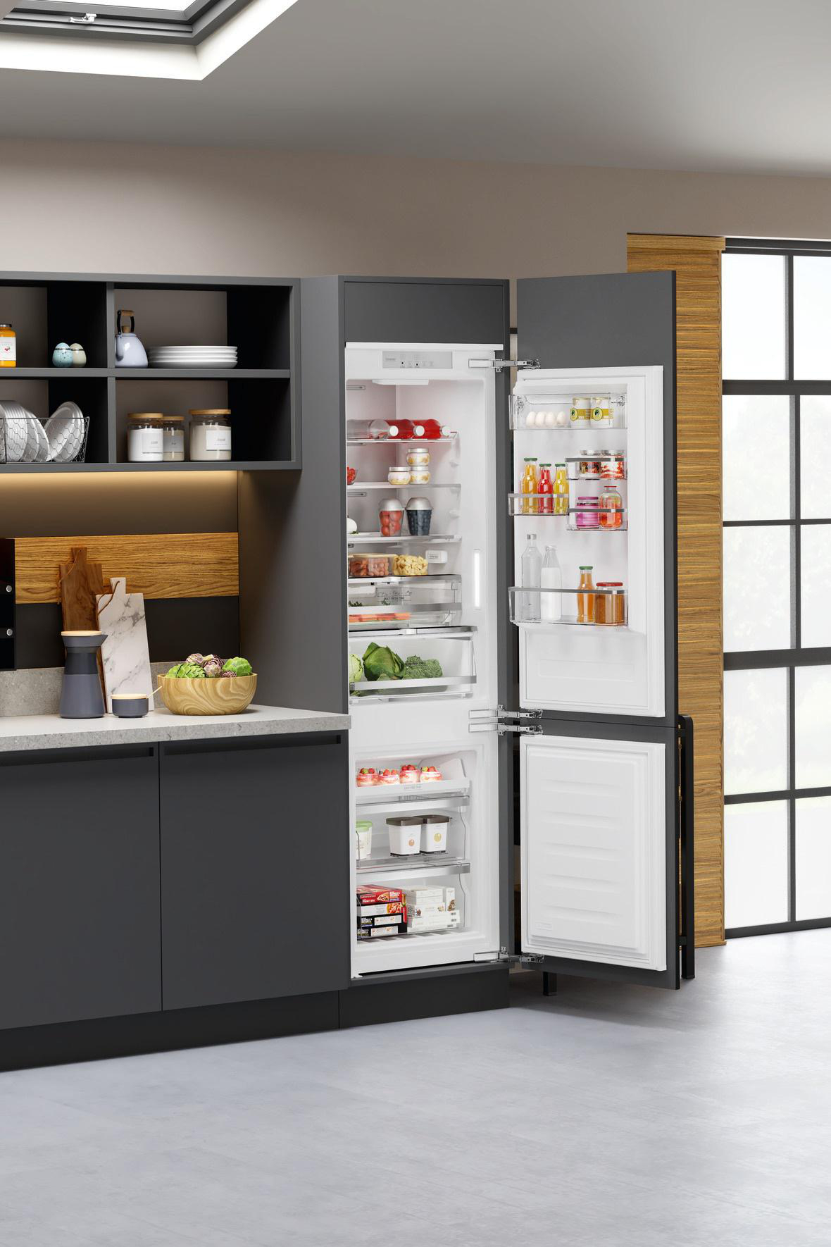 Moderner Kühlschrank mit geöffneten Türen, Inhalt sichtbar. Lebensmittel und Getränke.