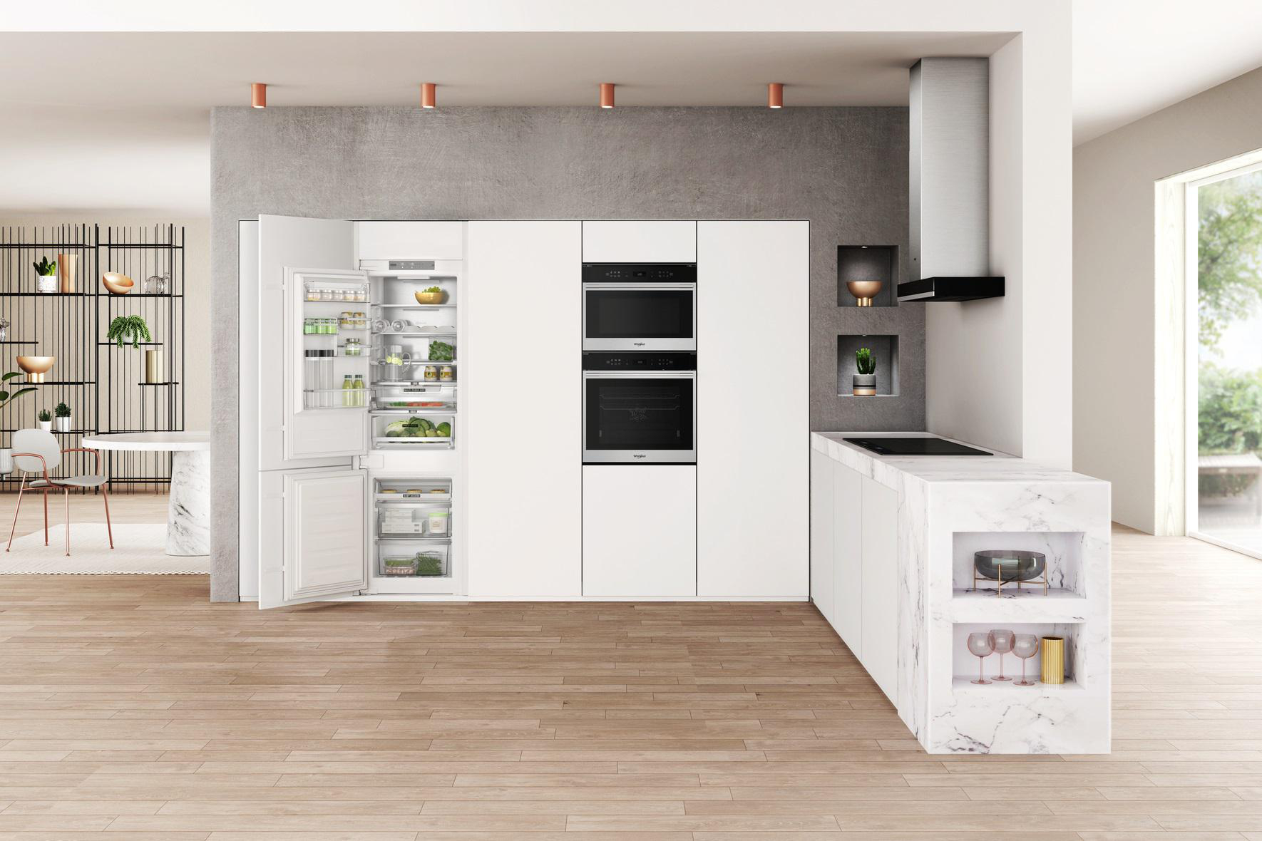 Moderne Küche mit weißen Schränken, Geräten und Holzboden. Kühlschrank und Backofen sind eingebaut.