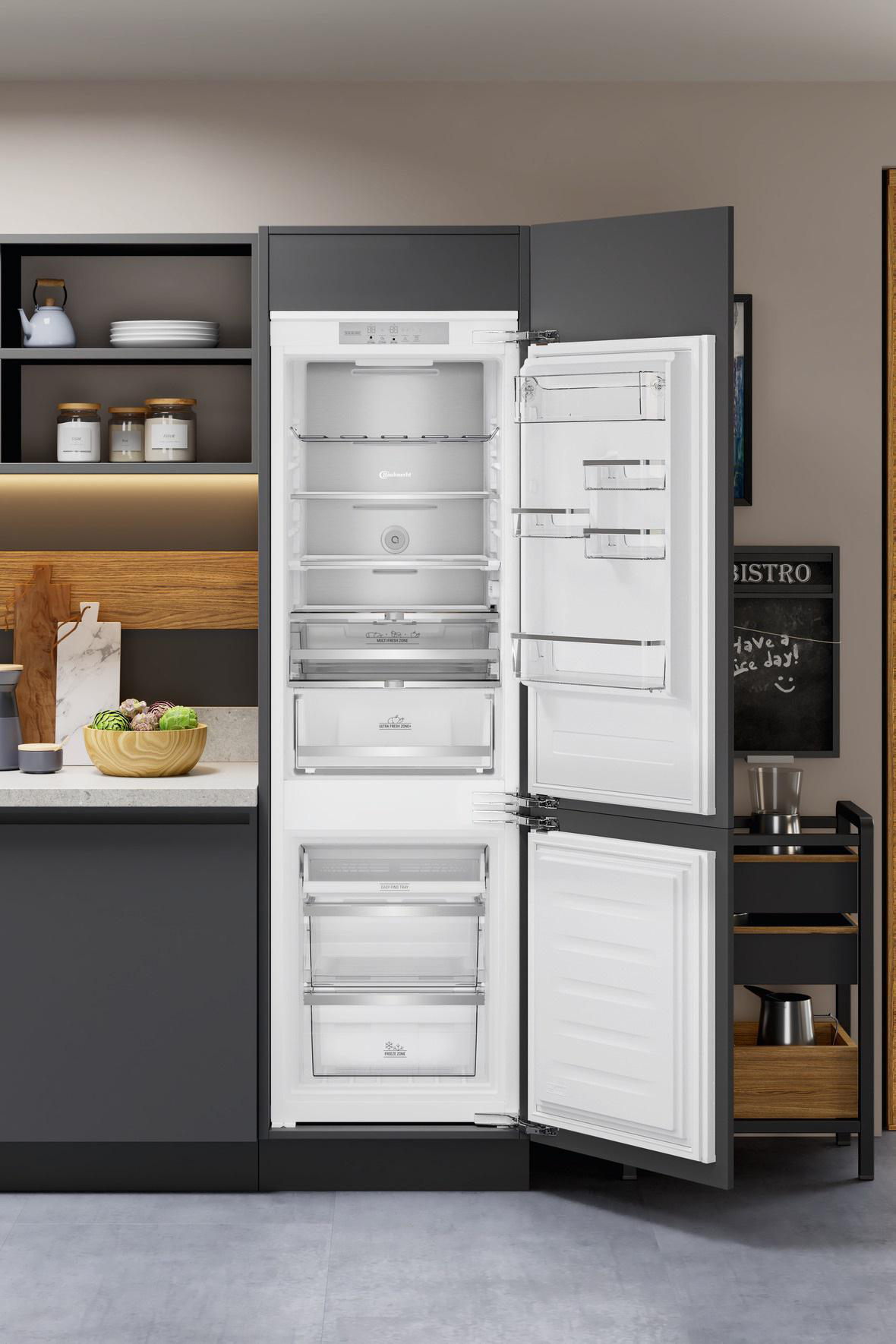 Moderner offener Kühlschrank in Küchenumgebung mit Essen drin.