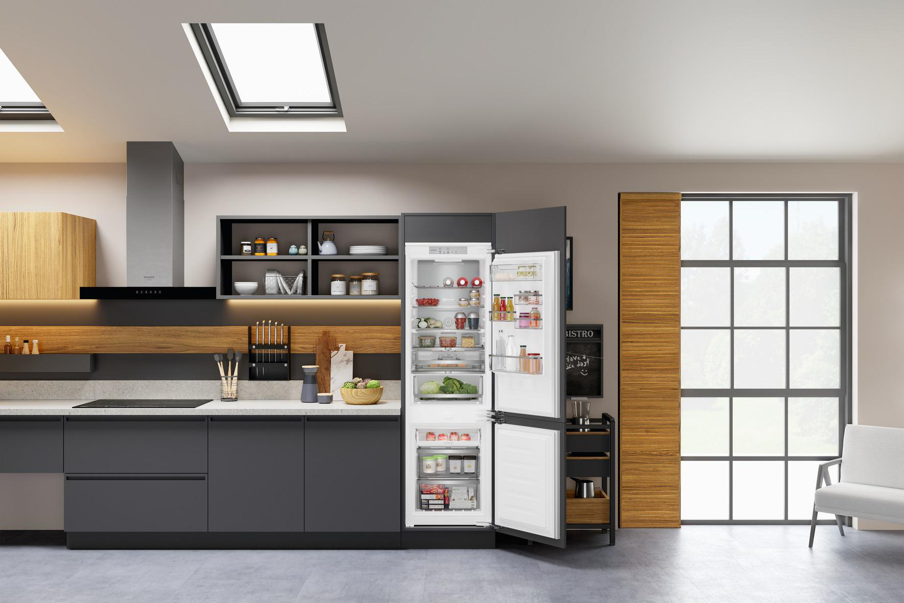 Moderne Küche mit offenem Kühlschrank, schwarzen Schränken, Holzakzenten und Oberlicht.