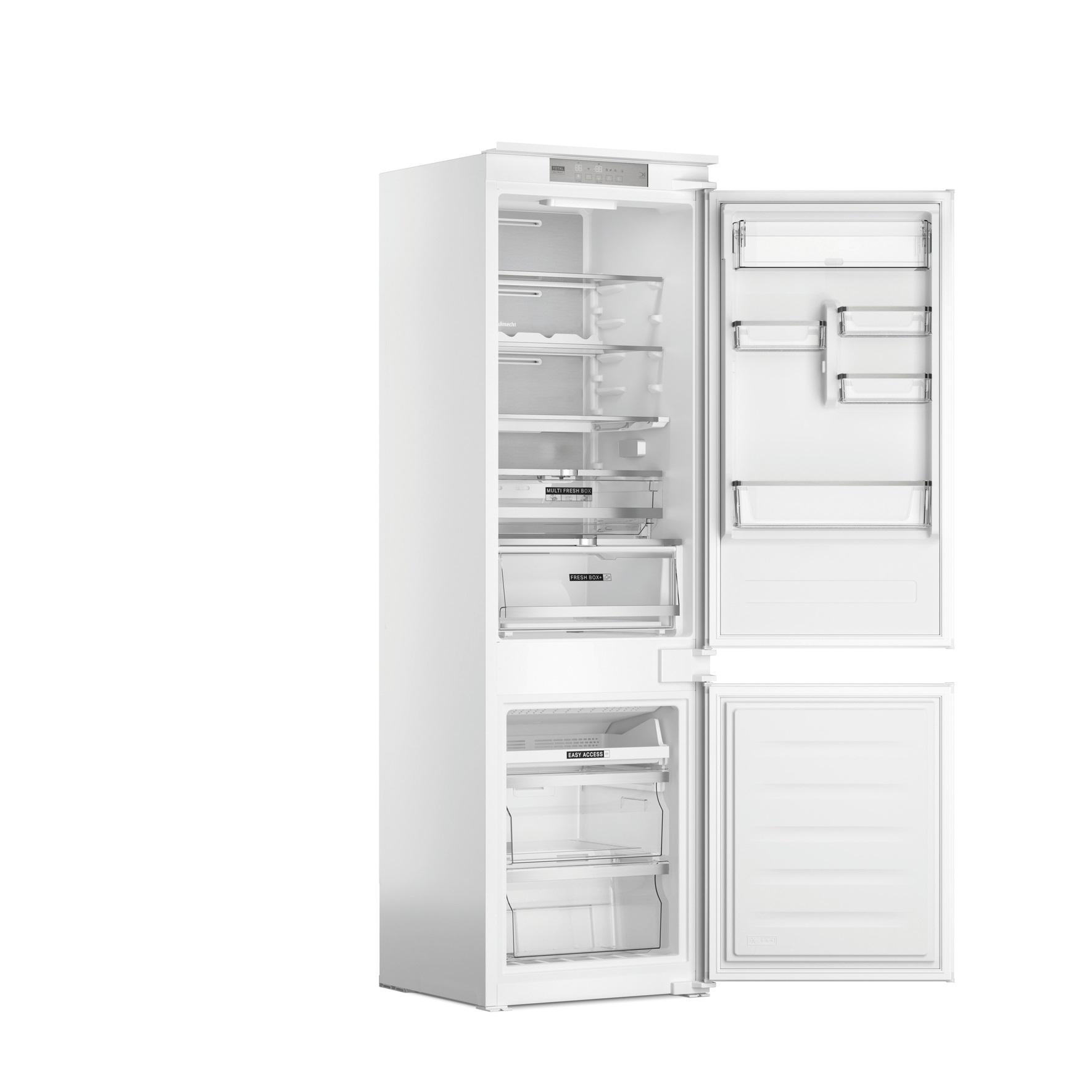 Ein weißer Kühlschrank mit geöffneten Türen, der Innenregale und Schubladen zeigt.