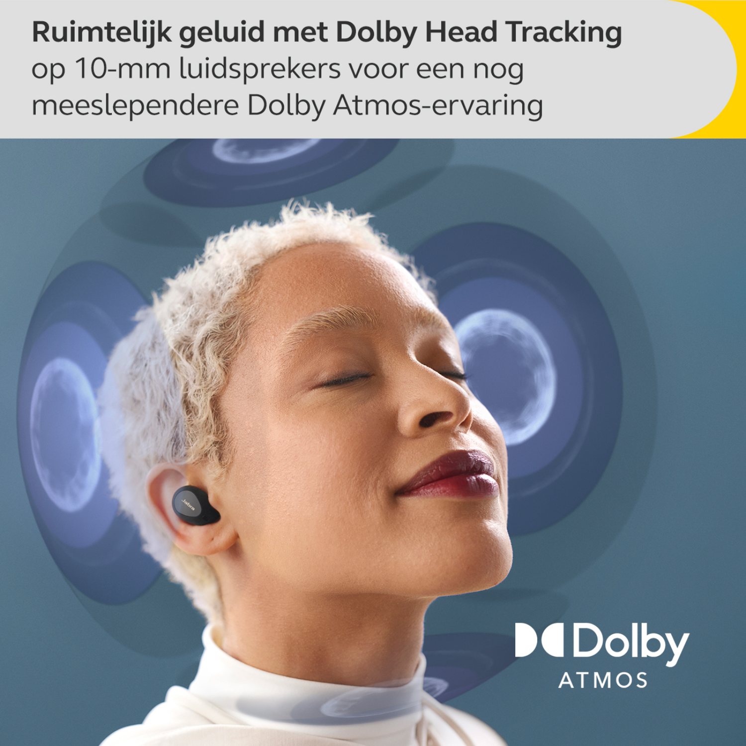 Vrouw met gesloten ogen die zwarte oordopjes draagt, met een blauw audio golfeffect rond het hoofd.