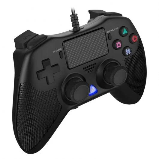 Mando negro con botones y joysticks, vista en ángulo, aislado en blanco.