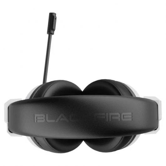 Auriculares negros con 'BLACKFIRE' en la diadema en letras blancas.