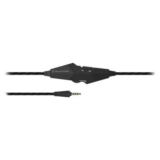 Un cable de audio negro y gris oscuro con un control en línea. Fondo blanco.