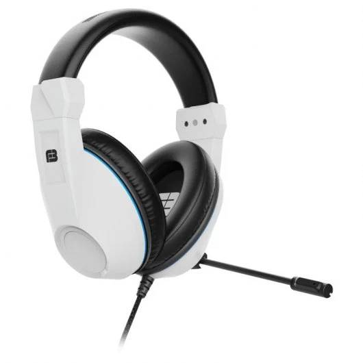 Auriculares gaming blancos y negros, con micrófono, sobre un fondo blanco.