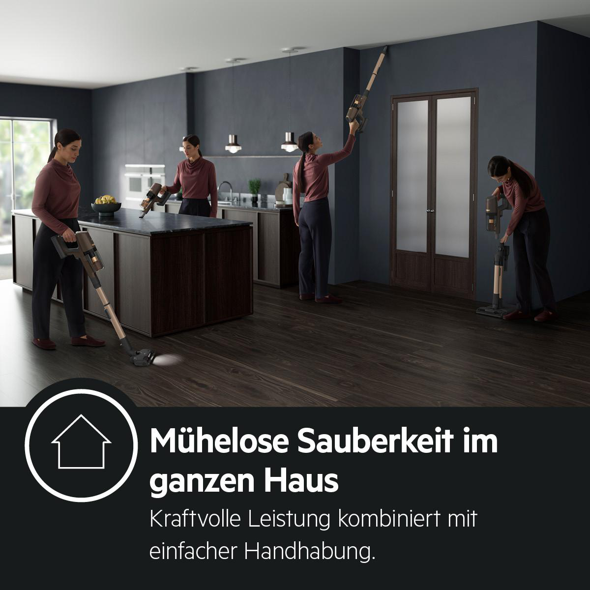 Drei Frauen saugen in einer Küche mit dunklen Schränken und Böden. Eine saugt die Decke.