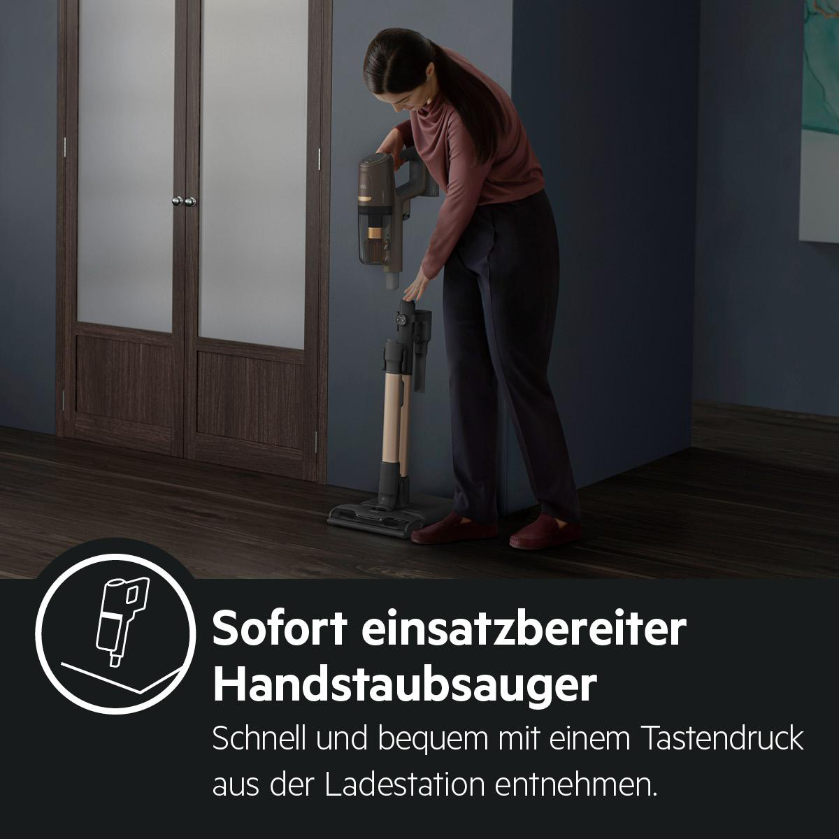 Frau benutzt einen kabellosen Staubsauger in einem Raum, mit Text und einem Symbol links unten.