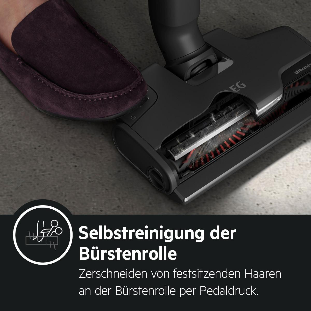 Nahaufnahme des Staubsaugerkopfes, Fuß mit bordeauxfarbenem Slipper und deutscher Text zur Bürstenreinigung.