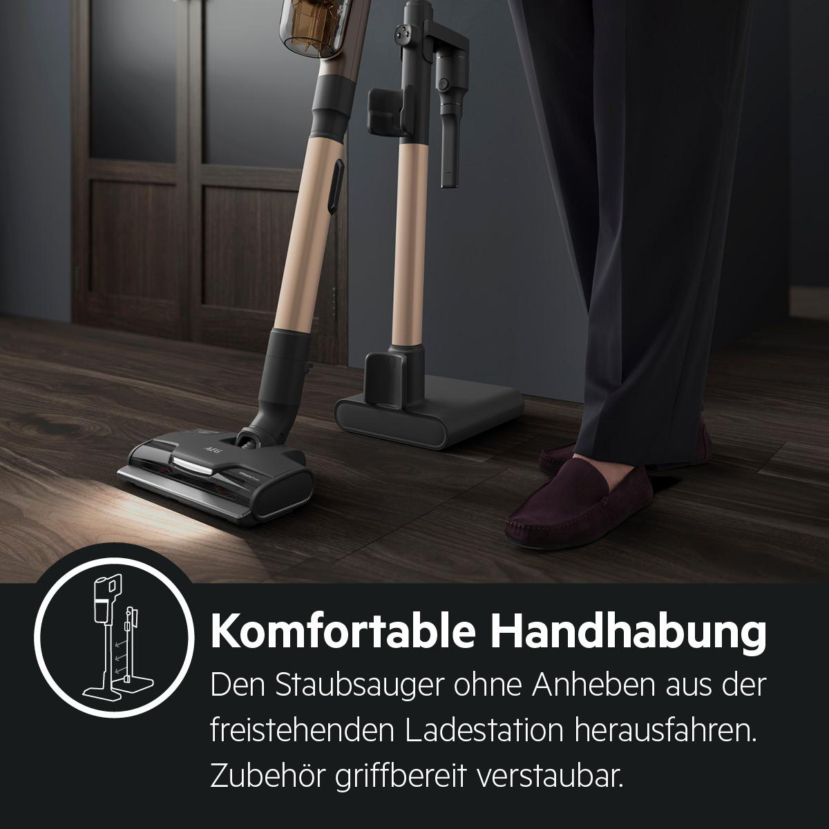 Ein kabelloser Staubsauger und seine Ladestation auf einem Holzboden.