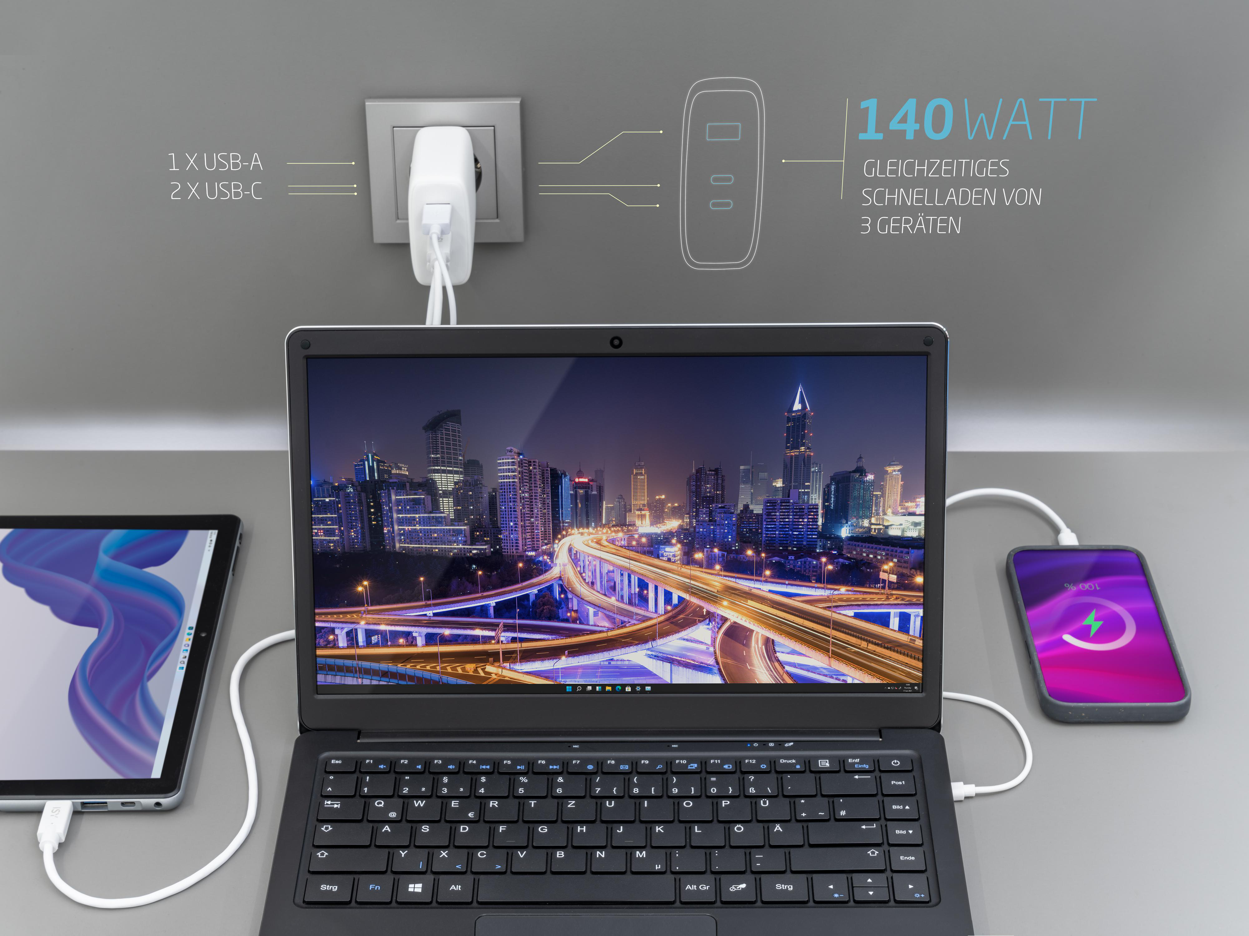Ein Laptop, Tablet und Smartphone sind an eine Stromquelle angeschlossen. Der Laptop zeigt eine Stadt.