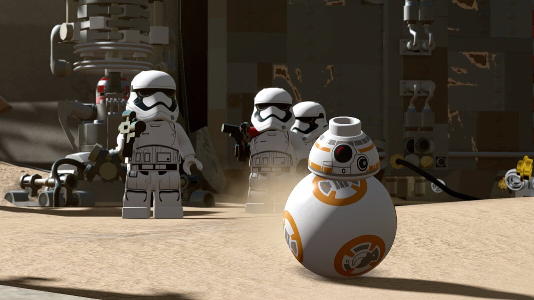 Scena Lego Star Wars: Szturmowcy z blasterami i droid BB-8 na piaszczystej planecie.