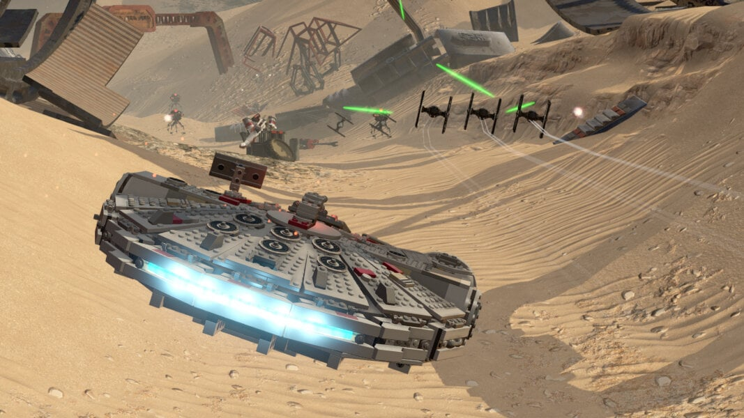 Scena z Lego Star Wars, Sokoła Millennium lecącego nad piaszczystą planetą.