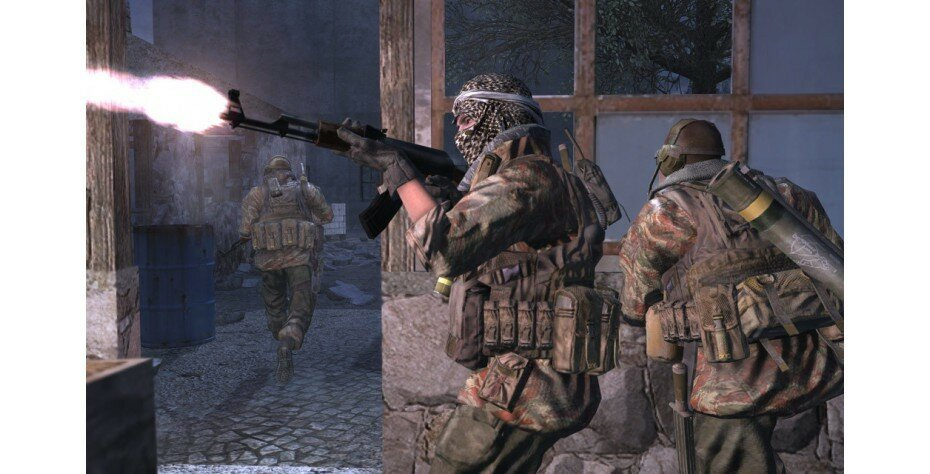 Żołnierze w walce, jeden strzela z karabinu automatycznego. Zakurzona scena uliczna z oknami.