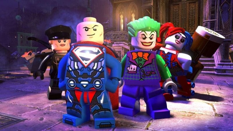 Scena z Lego DC Super-Villains. Grupa figurek Lego, w tym Joker, Harley Quinn i inni.