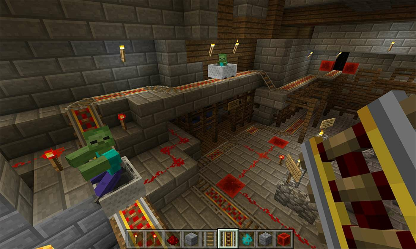 Scena z gry Minecraft z zombie w wagonikach, szynami i szczegółową konstrukcją z cegieł i drewna.
