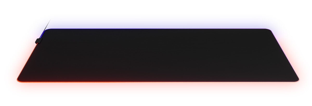 Prostokątna czarna podkładka pod mysz z świecącą czerwoną i niebieską krawędzią. Widoczny jest mały czarny konektor.