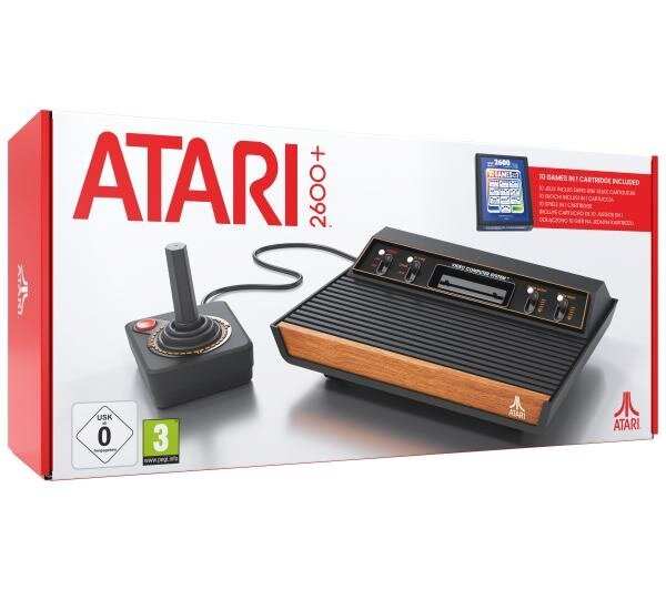 Pudełko konsoli Atari 2600+ z konsolą, joystickiem i kartridżem.