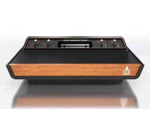 Konsola do gier wideo Atari, czarna i drewnopodobna, z przyciskami i gniazdem na kartridż.