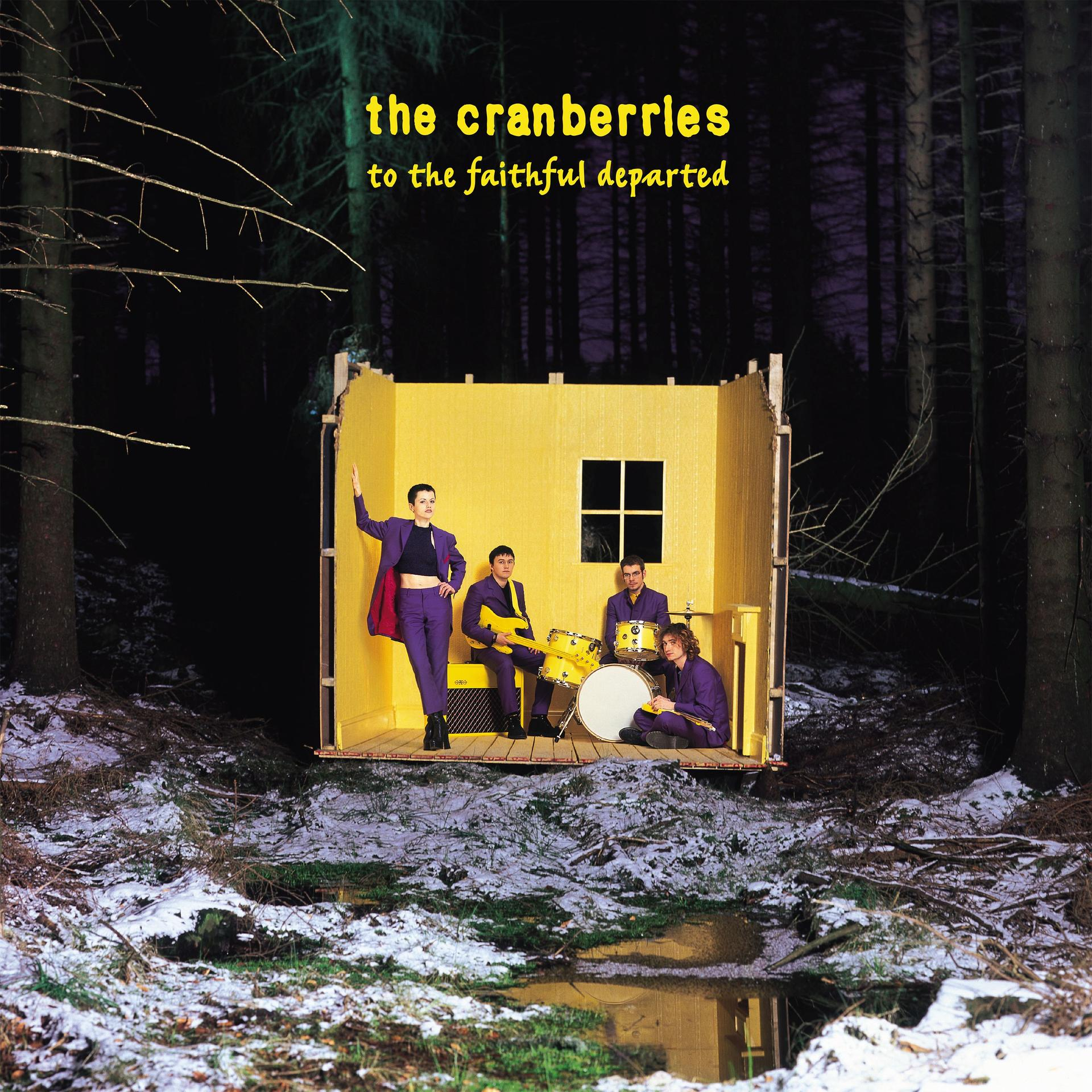 Das Cranberries-Albumcover. Band in einem gelben Haus im Wald. Titel: To The Faithful Departed.