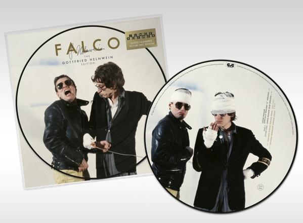 Zwei kreisförmige Schallplatten, eine in einer Hülle. Zeigt drei Männer in schwarzen Jacken.