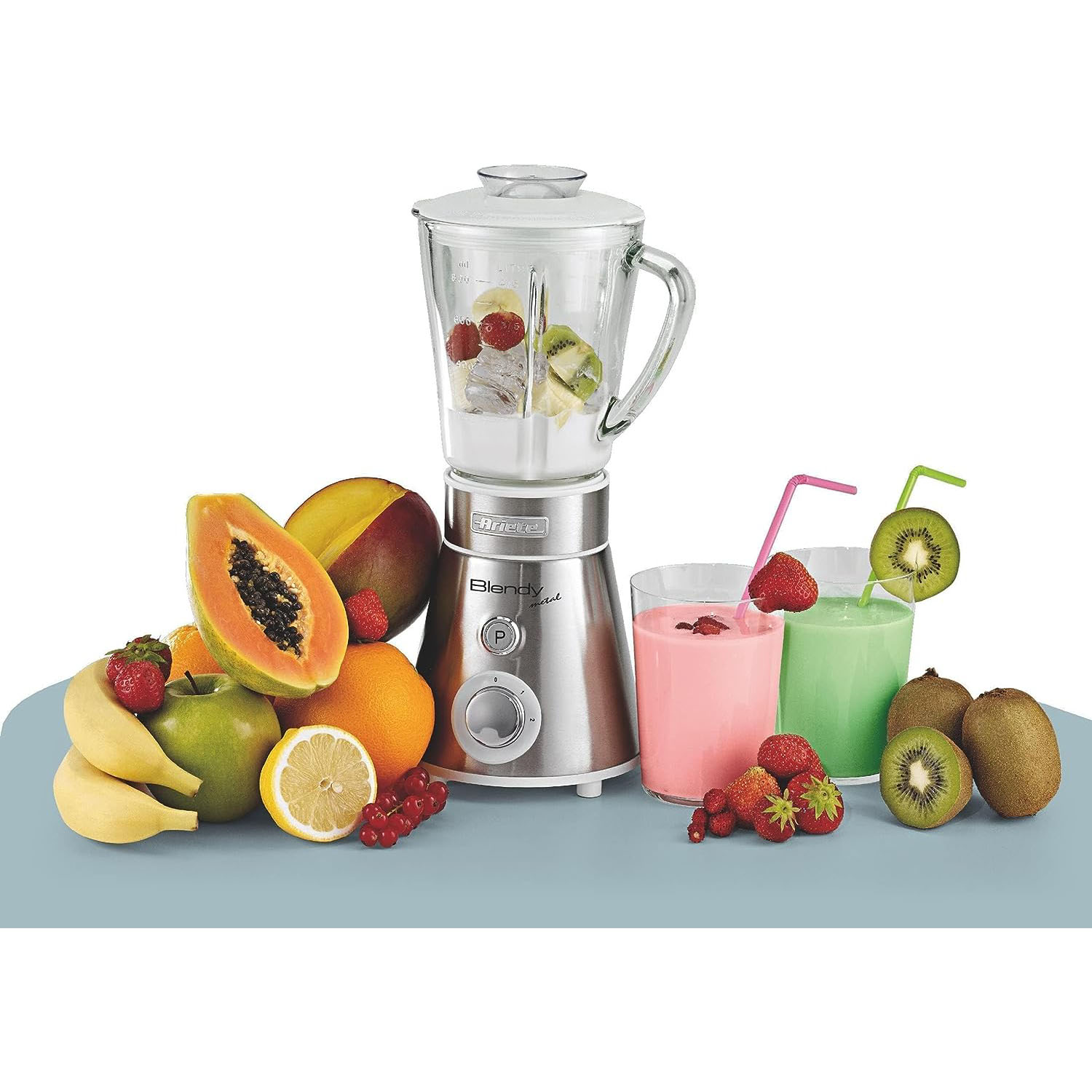 Frullatore con frutta e bevande. Include frullatore, bicchieri, fragole e fette di kiwi.