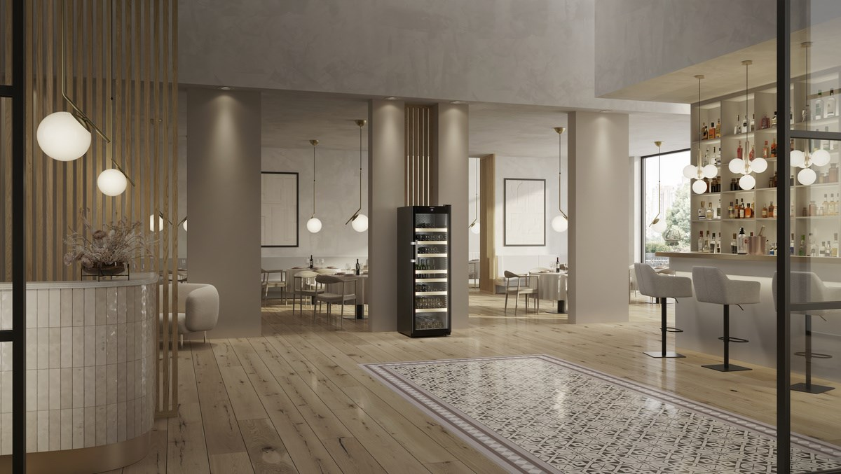 Ein Restaurantinterieur mit Weinkühler, Bar, Tischen und Stühlen. Es hat Holzböden.