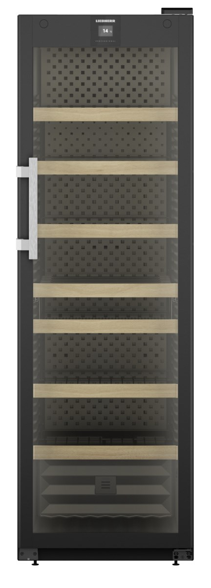 Ein hoher, schwarzer Weinkühlschrank. Glastür mit Holzregalen und Flaschen.