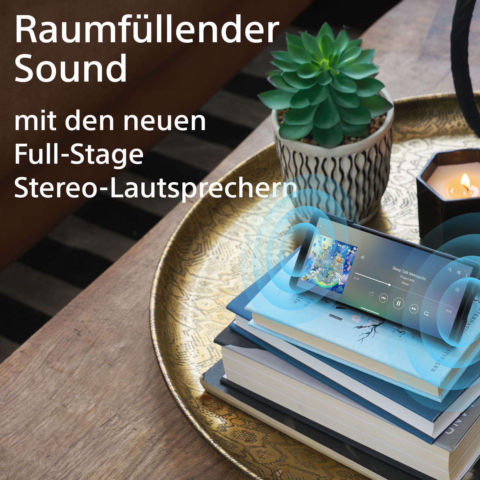 Ein Telefon auf Büchern zeigt Musik. Text: 'Raumfüllender Sound'.