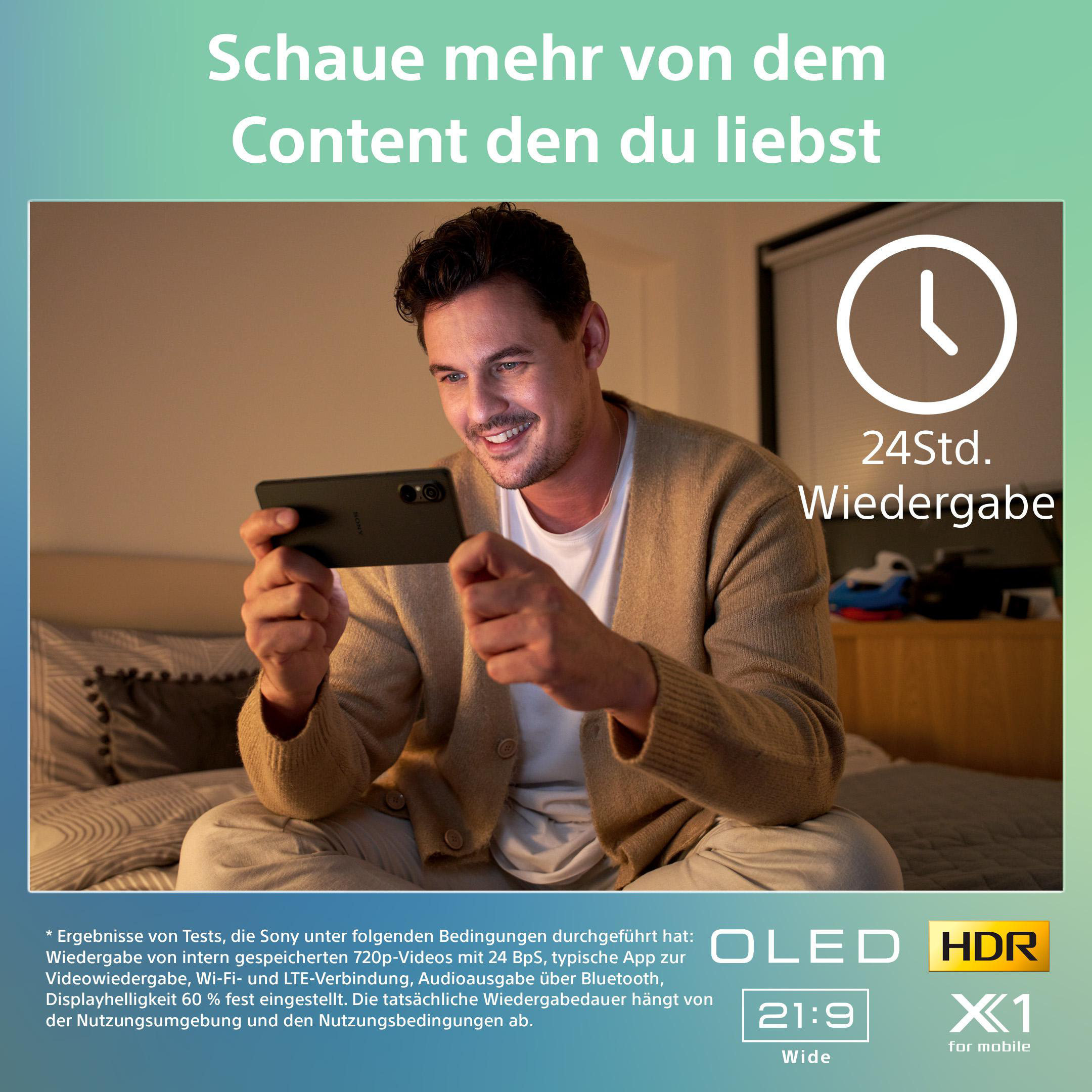 Ein Mann lächelt, während er auf sein Handy schaut, mit Text über 24-Stunden-Videowiedergabe.