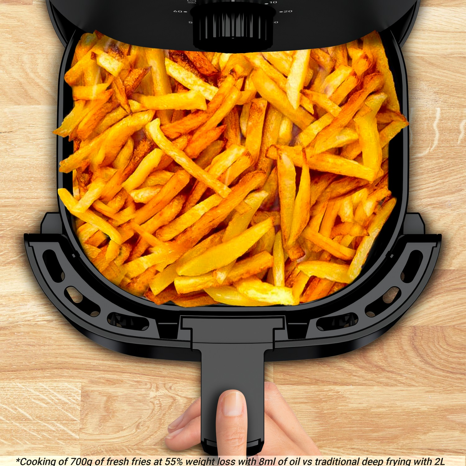 Airfryer gevuld met gouden friet, met een hand die de handgreep vasthoudt.