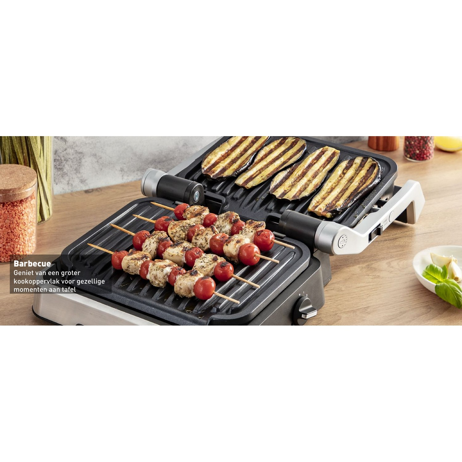 Barbecuegrill met gegrilde groenten en spiesjes.