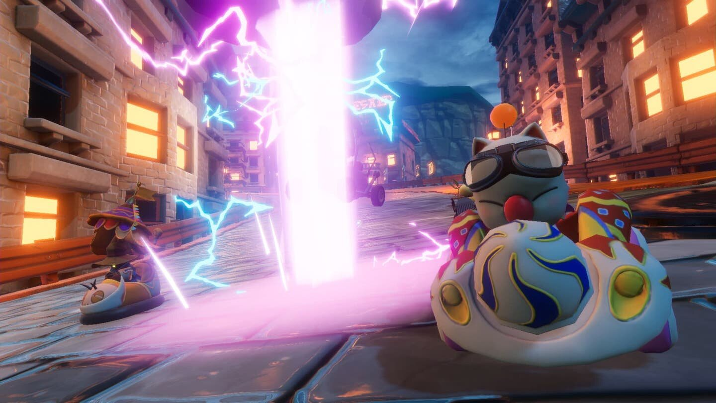 Scena gry wyścigowej z dwiema postaciami w pojazdach, ścigających się na miejskim torze. Jasne światło pośrodku.