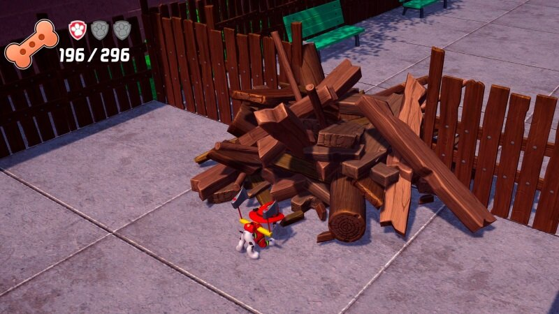 Scena z kreskówki pokazuje postać podobną do psa w pobliżu stosu drewna. W tle ogrodzenie i ławki.