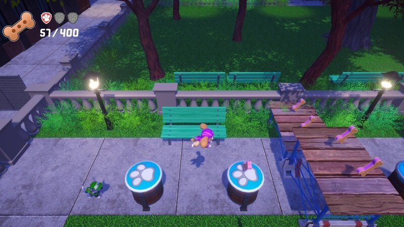 Scena z parku z kreskówek. Postać leży na ławce. Pojemniki z odciskami łap i ścieżka z kości na pierwszym planie.