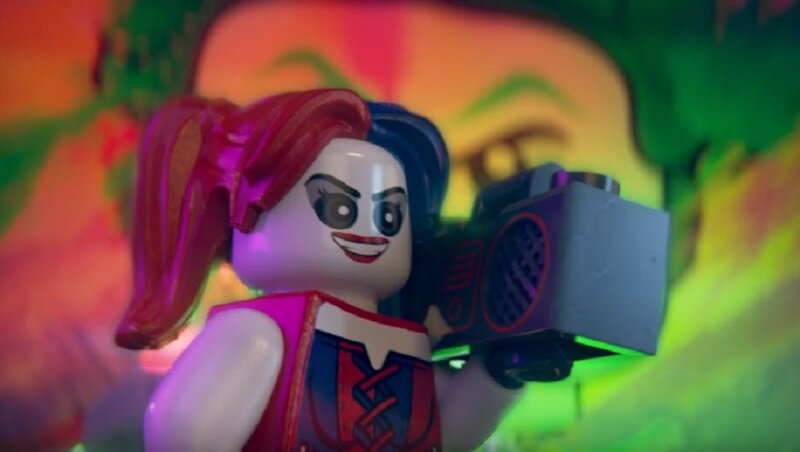 Lego Harley Quinn trzymająca boombox, uśmiechnięta, z obrazem w tle.