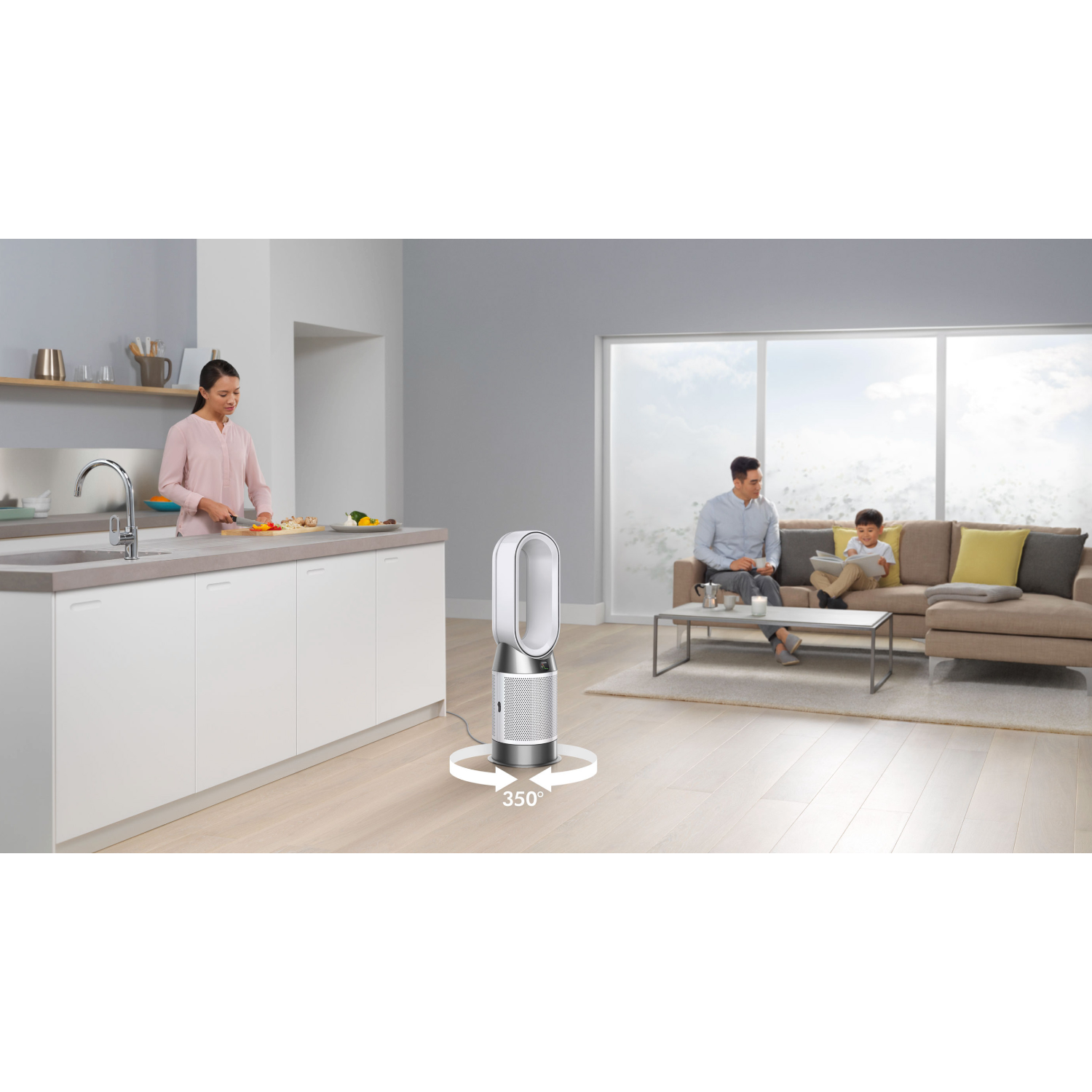 Vrouw snijdt eten in een keuken. Een ventilator staat in het midden van de kamer. Mensen op de achtergrond.