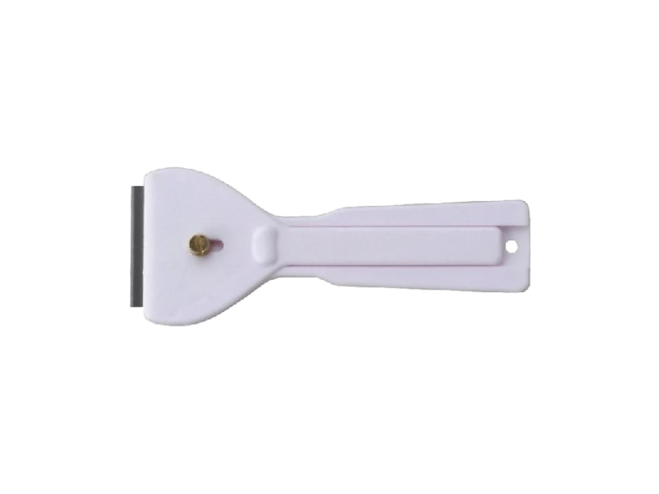 Una herramienta raspadora blanca. Tiene una cuchilla, un mango y un pequeño tornillo de latón.