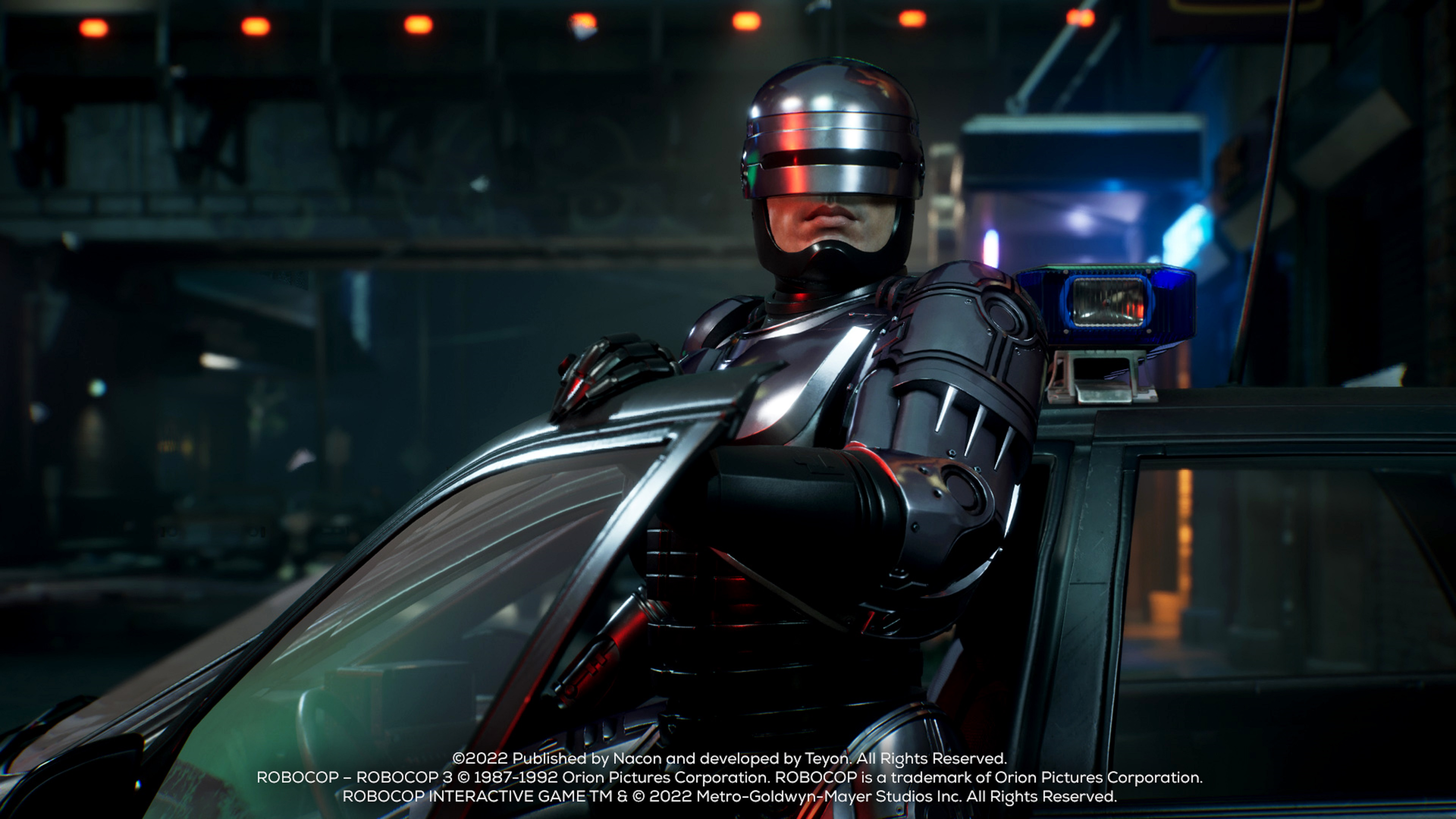 RoboCop in Uniform, lehnt an einem Polizeiauto in einer Stadt.